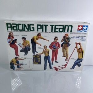 Racing Pit Team 1/20 Scale Tamiya Sealed Plastic Model Kit 2011 8 Figures Driver